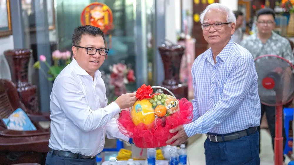 Ông Lê Quốc Minh, Phó Trưởng Ban Tuyên giáo và Dân vận Trung ương tặng quà cho các nhà báo lão thành. Ảnh: PV phó trưởng ban tuyên giáo và dân vận trung ương