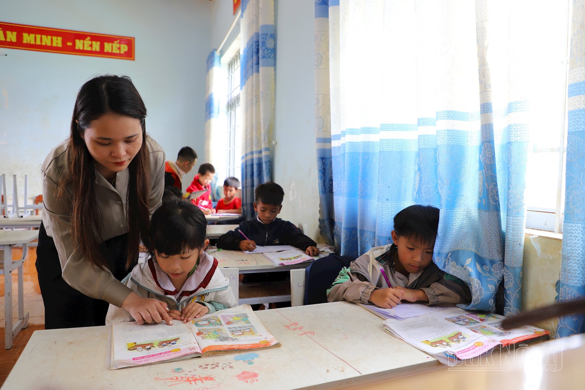 Cô giáo chủ nhiệm Phạm Thị Thu Hạnh cho biết: “Quỳnh Băng là một học trò giỏi toàn diện, rất ngoan hiền và lễ phép. Dù hoàn cảnh gia đình đặc biệt khó khăn nhưng Băng luôn nỗ lực học tập