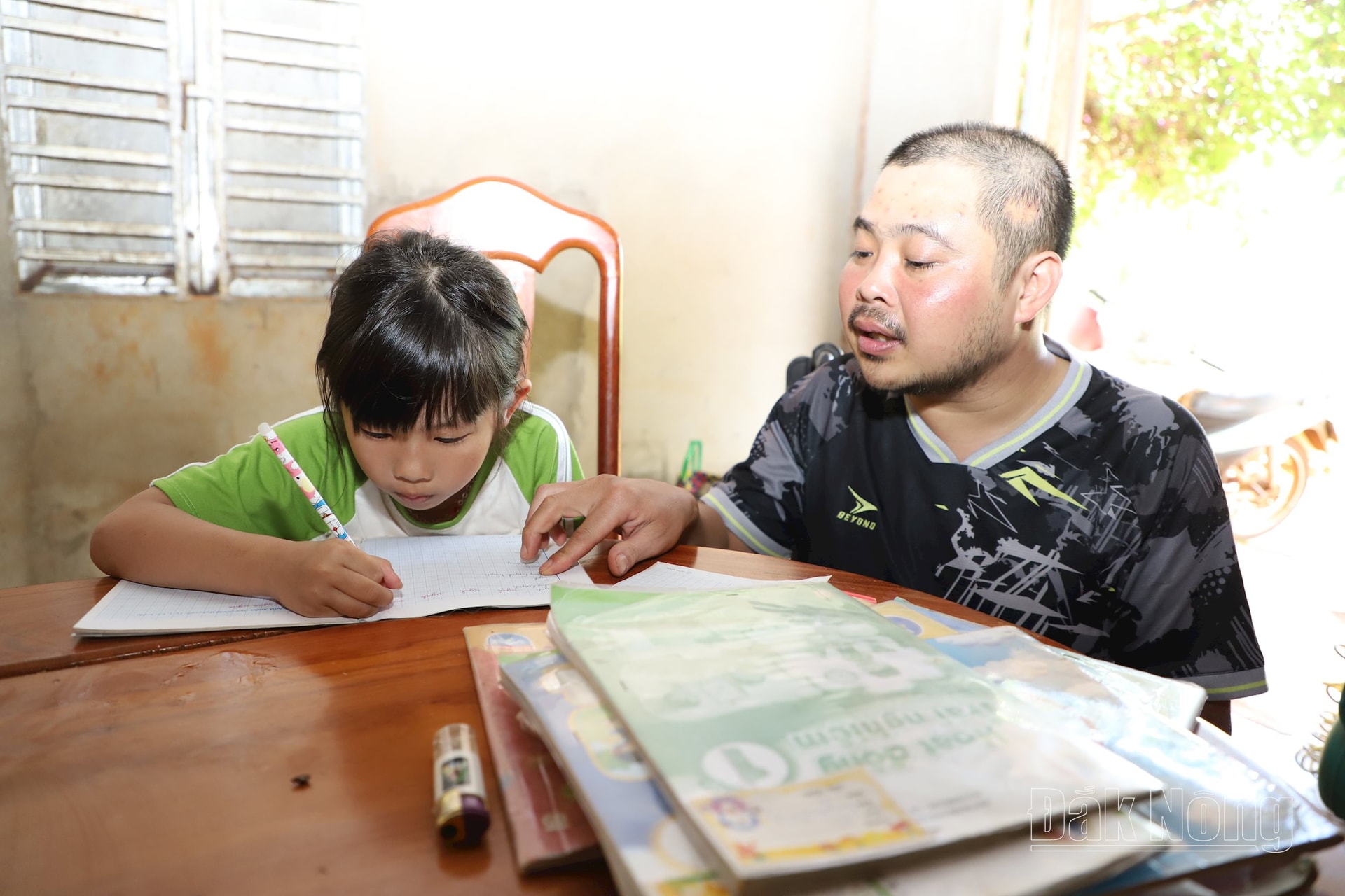 Dù đôi chân không còn lành lặn, anh Thái vẫn kiên trì đưa cháu gái đi học mỗi ngày, dạy cháu học bài mỗi ngày thay cha mẹ vắng nhà