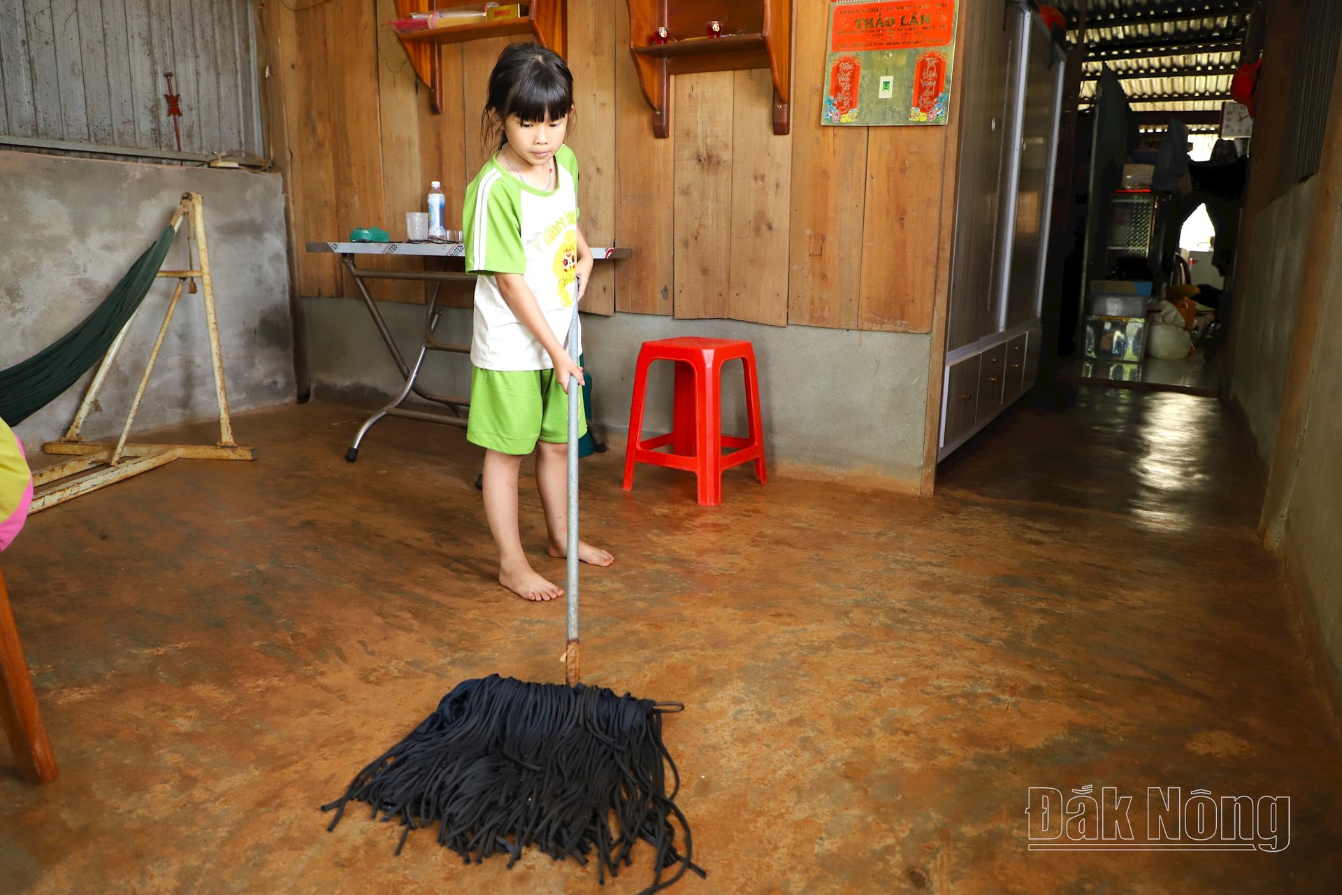 Tuổi còn nhỏ nhưng Băng đã học cách phụ giúp việc nhà, chia sẻ với ông nội già yếu và người chú bại liệt