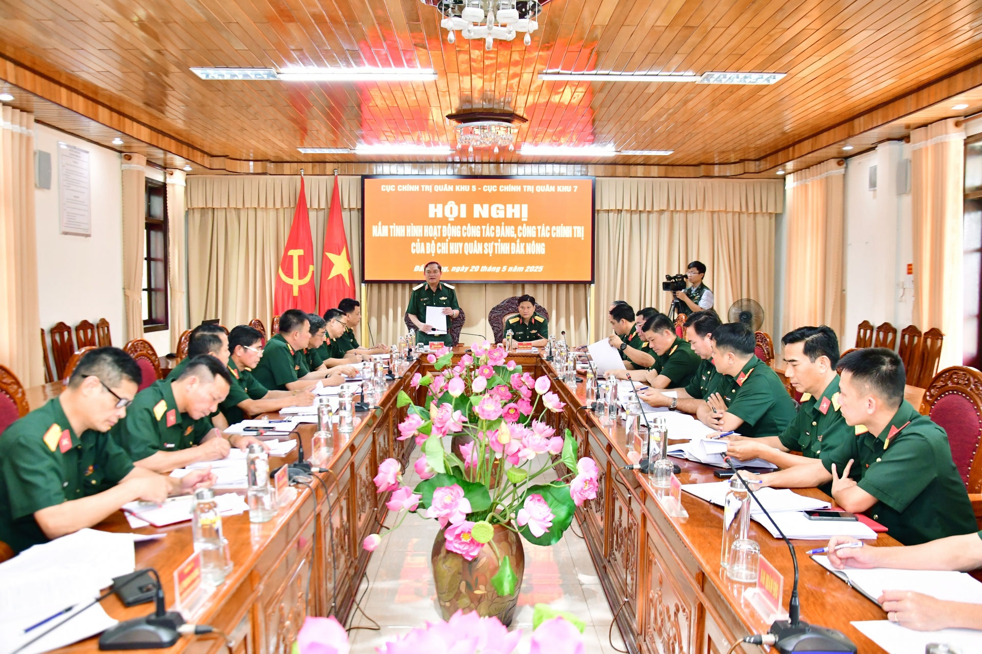 Quang cảnh buổi làm việc (Ảnh Báo Quân khu 7)
