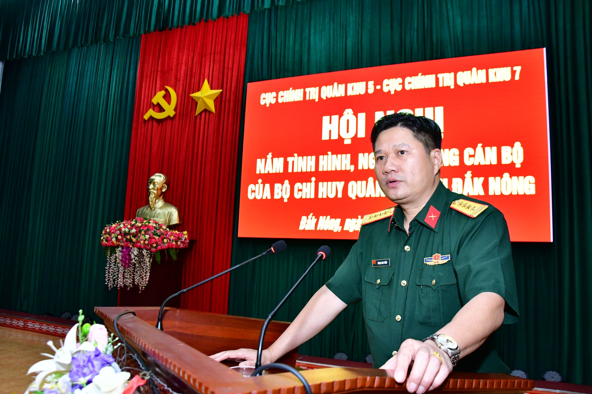 Đại tá Phạm Anh Tuấn - Chủ nhiệm Chính trị Quân khu phát biểu tại Hội nghị (ảnh Báo Quân khu 7)