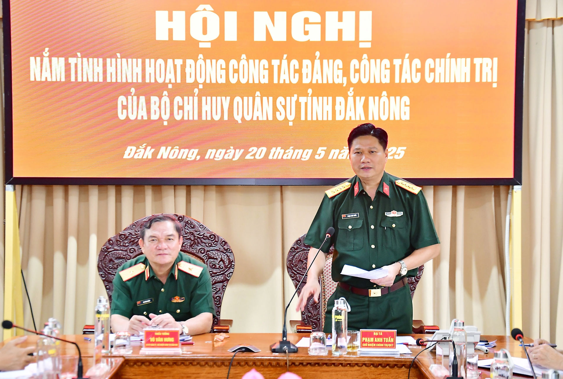 Chủ trì Hội nghị (ảnh Báo Quân khu 7)
