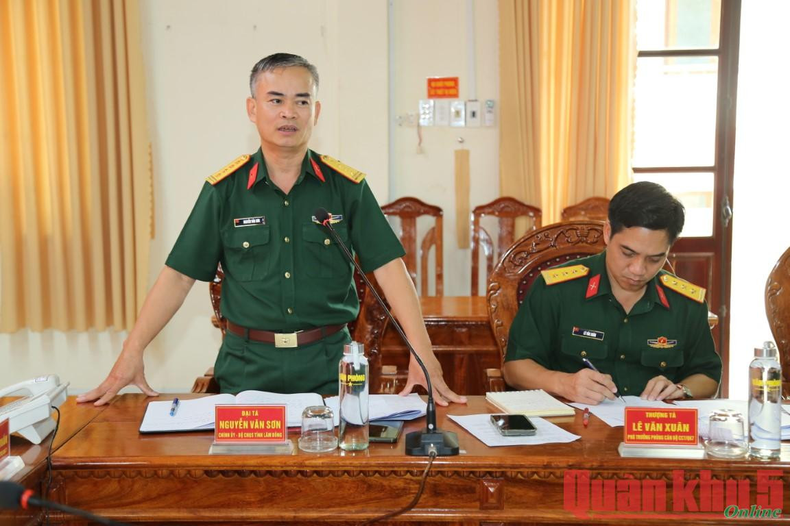 Đại tá Nguyễn Văn Sơn – Chính uỷ Bộ CHQS tỉnh Lâm Đồng thông tin, báo cáo các nội dung liên quan đến sự chuẩn bị của Bộ CHQS tỉnh Lâm Đồng đối với công tác sáp nhập Bộ CHQS các tỉnh (Ảnh Báo Quân khu 5)