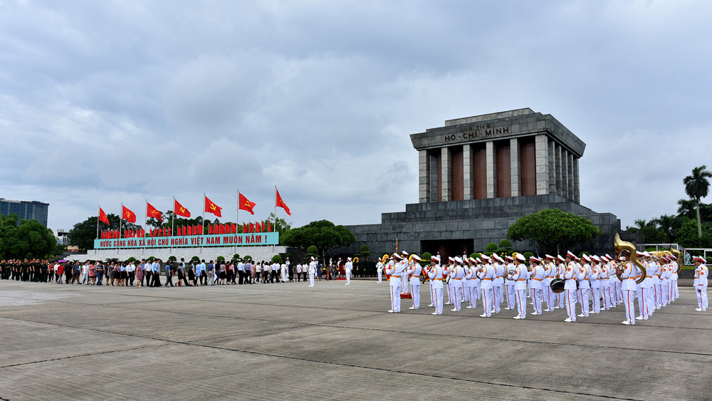 Từ ngày đất nước thống nhất, mỗi ngày dòng người nối nhau vào Lăng viếng Bác
