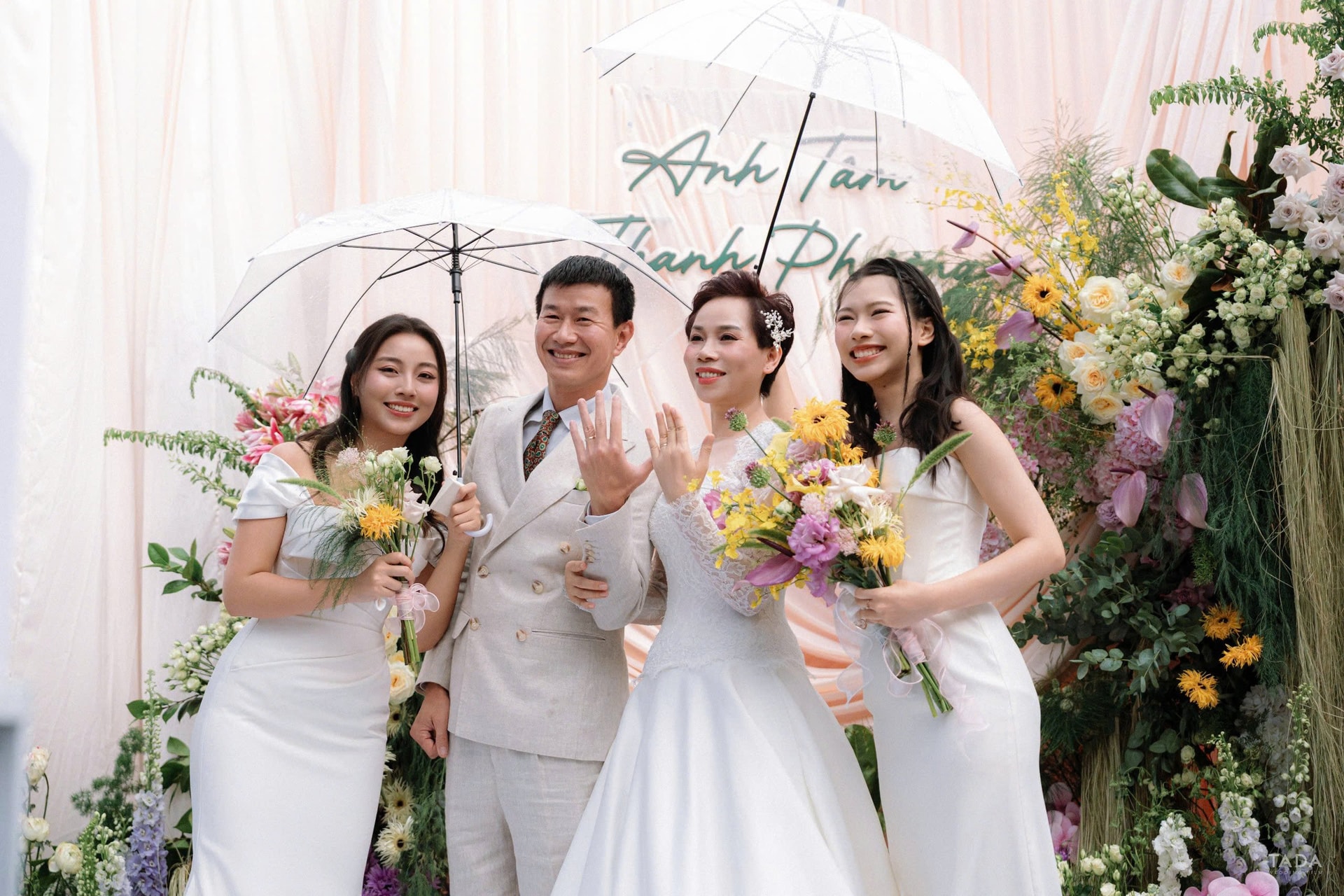 27 năm sau, Phương Thảo (bên trái) và Mai Chi tổ chức lại đám cưới đầy đủ hơn cho bố mẹ mình.