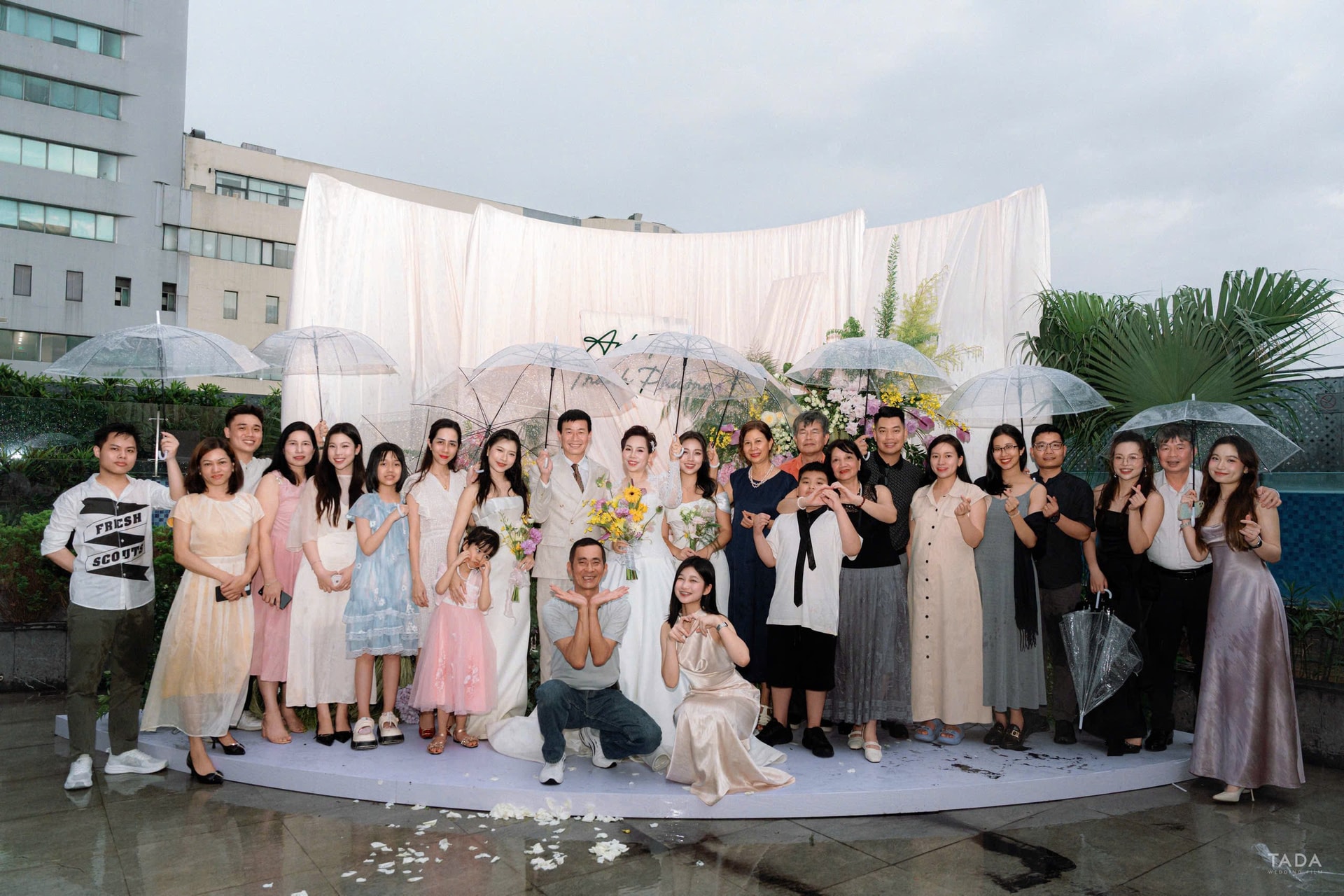 Trời mưa to nhưng đám cưới vẫn rất thành công, với sự góp mặt của nhiều người thân.
