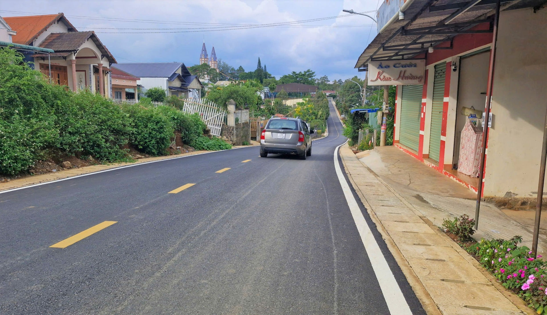 Sau hơn 1 năm thi công, phần lớn tuyến đường Lạc Long Quân được xây dựng hoàn thiện khang trang, sạch đẹp