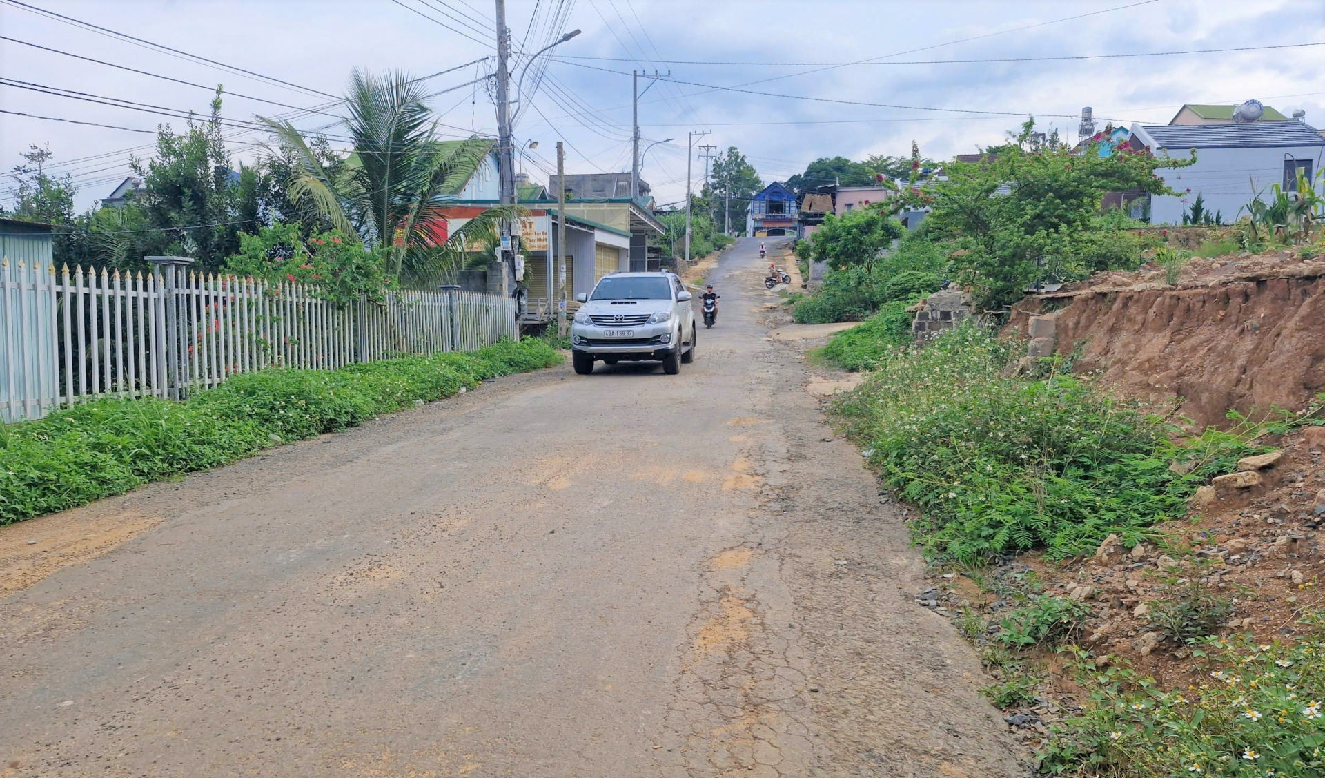 Đoạn đường đang tạm dừng thi công có độ dốc lớn là điểm đấu nối với Quốc lộ 20