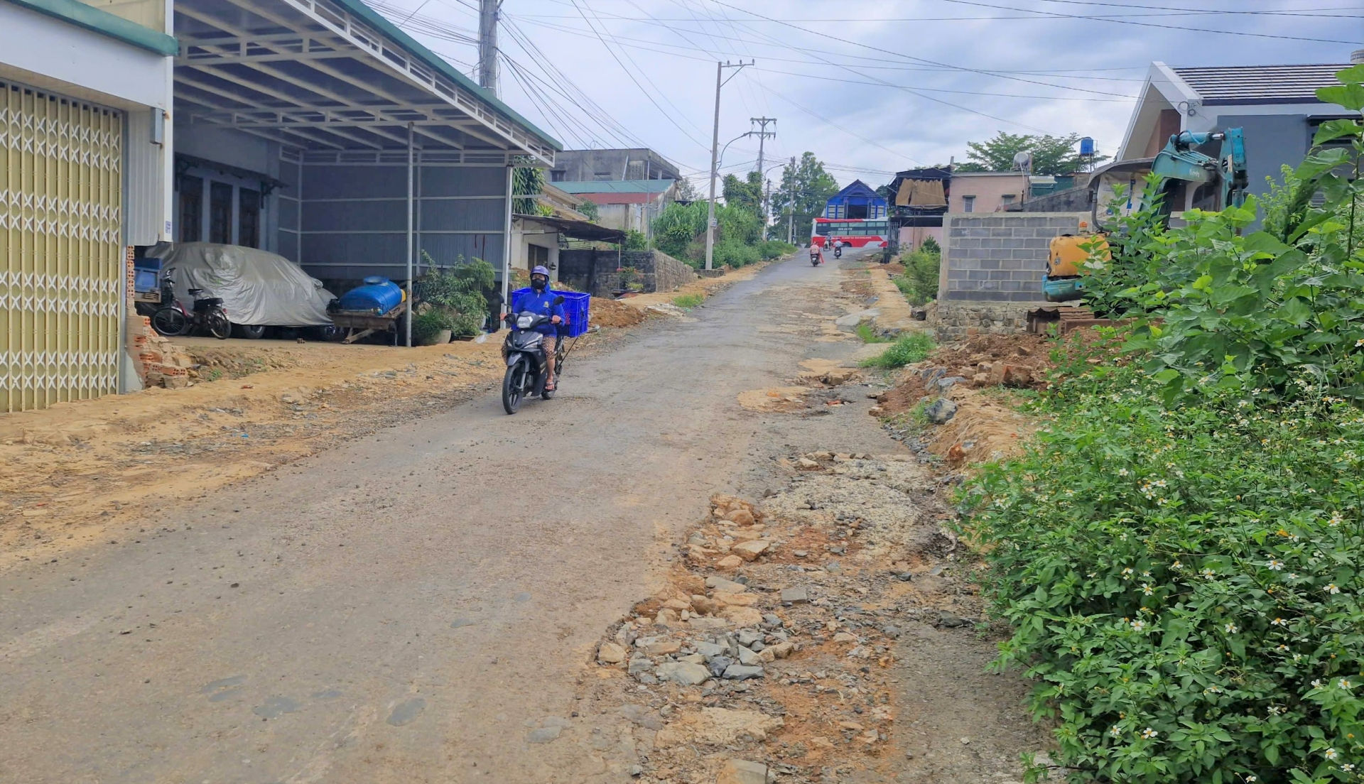 Trái ngược với bộ mặt khang trang của cả tuyến đường, thì đoạn đường còn lại khoảng 190 mét nối với Quốc lộ 20 đang tạm dừng thi công
