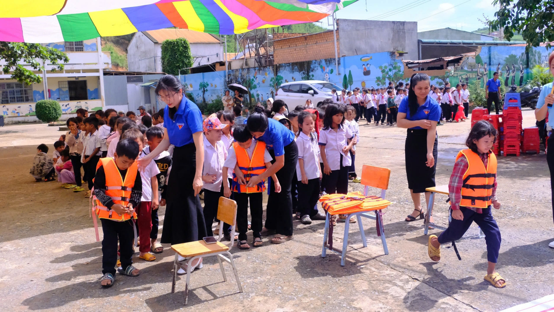 Các em thiếu nhi được thực hành kỹ năng phòng chống tai nạn thương tích