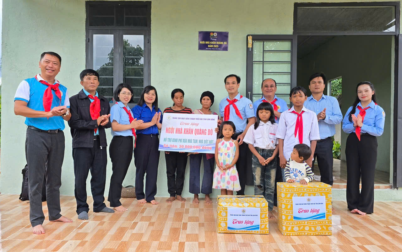 Trung tâm Hoạt động Thanh thiếu nhi tỉnh phối hợp với Huyện Đoàn Đam Rông trao tặng Ngôi nhà Khăn quàng đỏ cho học sinh có hoàn cảnh khó khăn