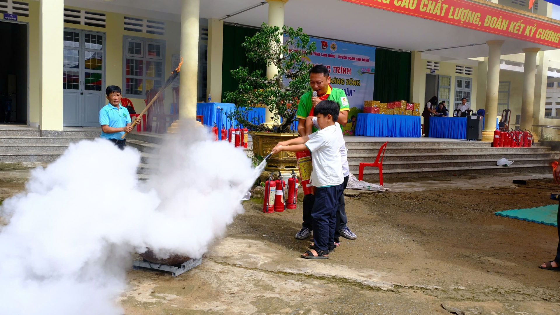 Các em học sinh được hướng dẫn thực hành kỹ năng phòng cháy, chữa cháy