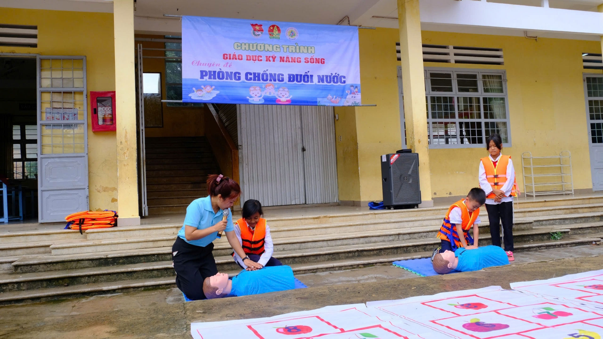 Các em thiếu nhi được hướng dẫn kỹ năng sơ cứu