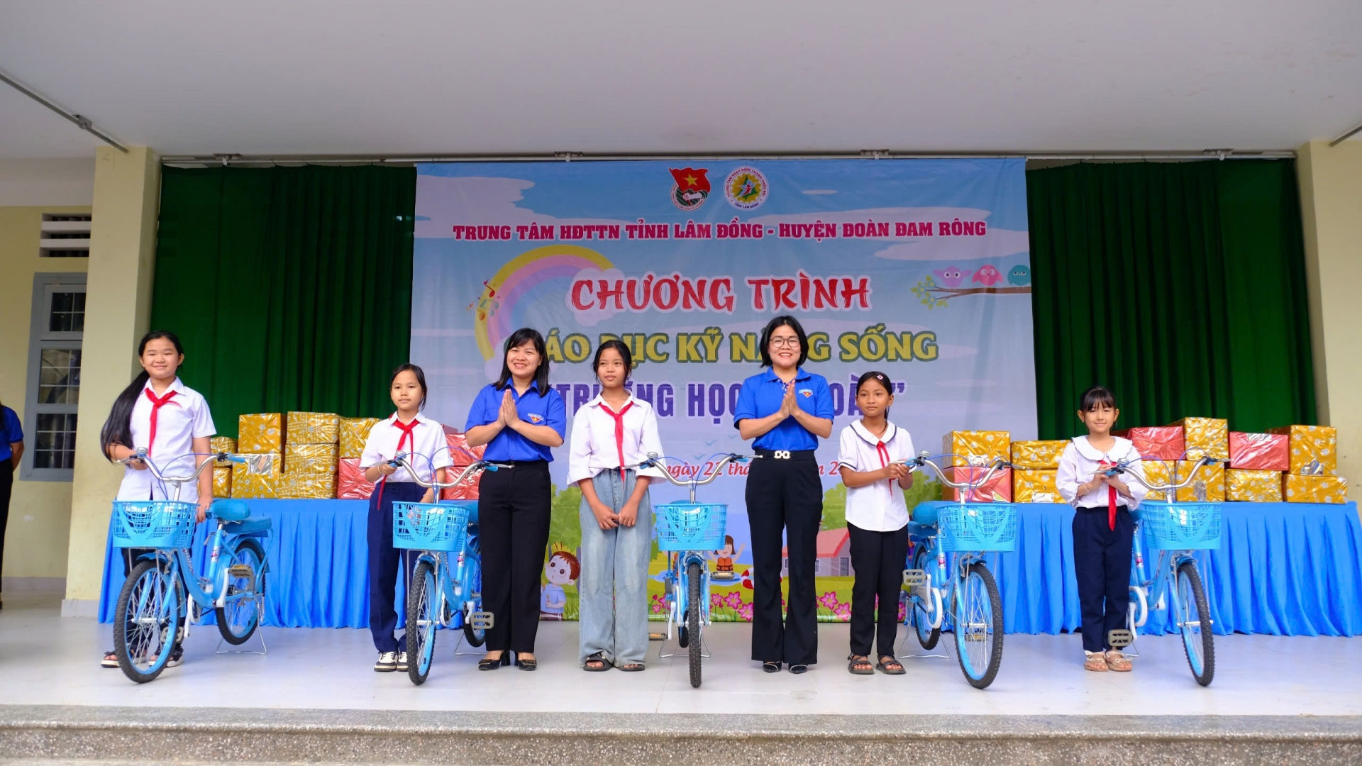 Ban tổ chức trao tặng xe đạp cho các em học sinh