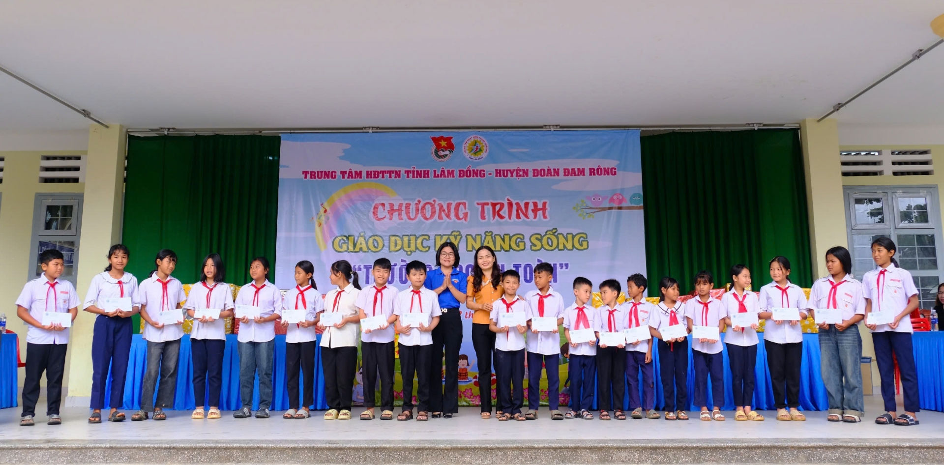Ban tổ chức trao học bổng cho các em học sinh vượt khó vươn lên trong học tập
