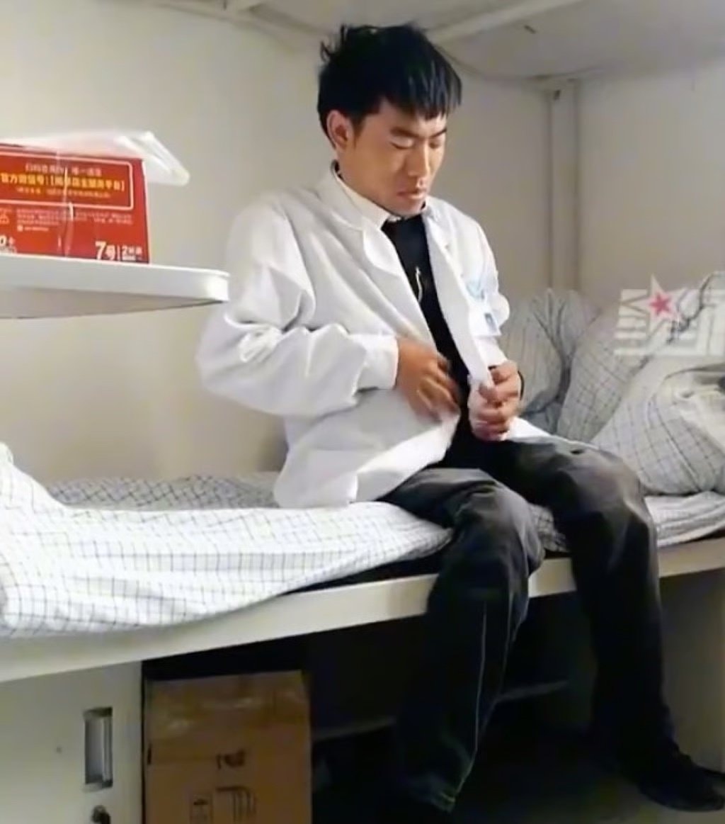 Hành trình từ kẻ ăn xin đến bác sỹ của Li khiến nhiều người khâm phục. (Ảnh: Weibo)