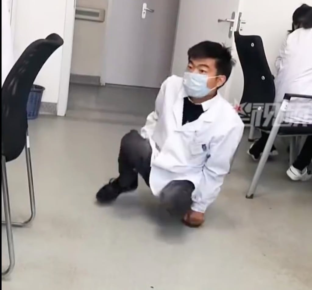 Sau 7 năm bị một nhóm ăn xin bóc lột, Li nhận ra mình hoàn toàn mù chữ, điều này đã khơi dậy ở anh quyết tâm thay đổi cuộc đời thông qua giáo dục. (Ảnh: Weibo)