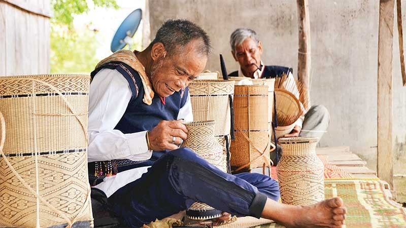 Nghệ nhân làng Kgiang đang góp phần gìn giữ một nét đẹp văn hóa người Ba Na.