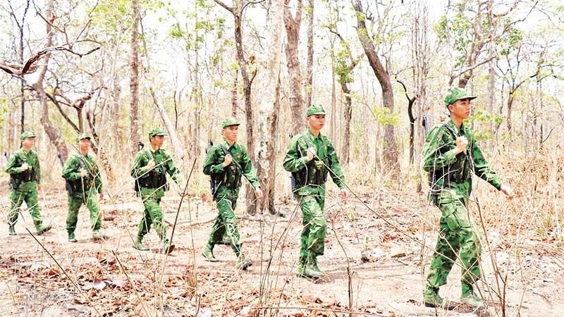 Vượt qua điều kiện khắc nghiệt ở khu vực biên giới, cán bộ, chiến sĩ Bộ đội Biên phòng Đắk Lắk luôn hoàn thành nhiệm vụ mà Đảng, Nhà nước và nhân dân giao phó. (Ảnh TTXVN)