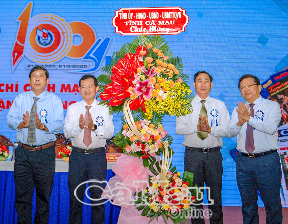 01/- Phó bí thư Thường trực Tỉnh uỷ Nguyễn Đức Hiển (bìa phải) tặng hoa chúc mừng Hội thảo “Báo chí Cà Mau – Những chặng đường lịch sử vẻ vang”.