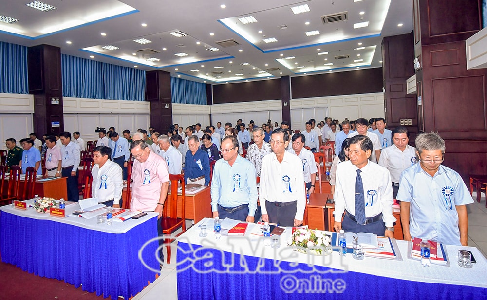 02/- Các đại biểu dự hội thảo dành 1 phút mặc niệm tưởng nhớ các nhà báo liệt sĩ đã hy sinh vì sự nghiệp cách mạng Việt Nam, tô thắm cho nền báo chí cách mạng Việt Nam nói chung và Cà Mau nói riêng.