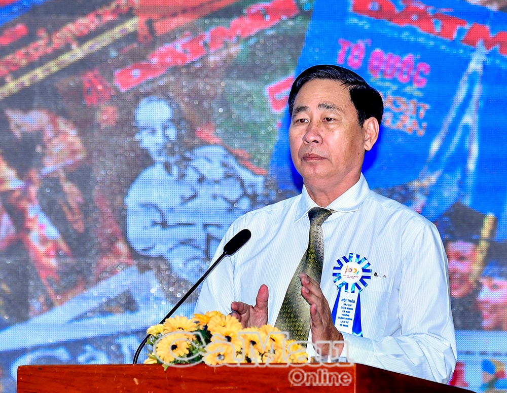Tham luận tại hội thảo, ông Nguyễn Đức Tiến, Phó trưởng Ban Tuyên giáo và Dân vận Tỉnh uỷ, chia sẻ các nội dung liên quan đến xây dựng đội ngũ nhà báo vừa hồng, vừa chuyên, đáp ứng yêu cầu phát triển báo chí hiện đại.