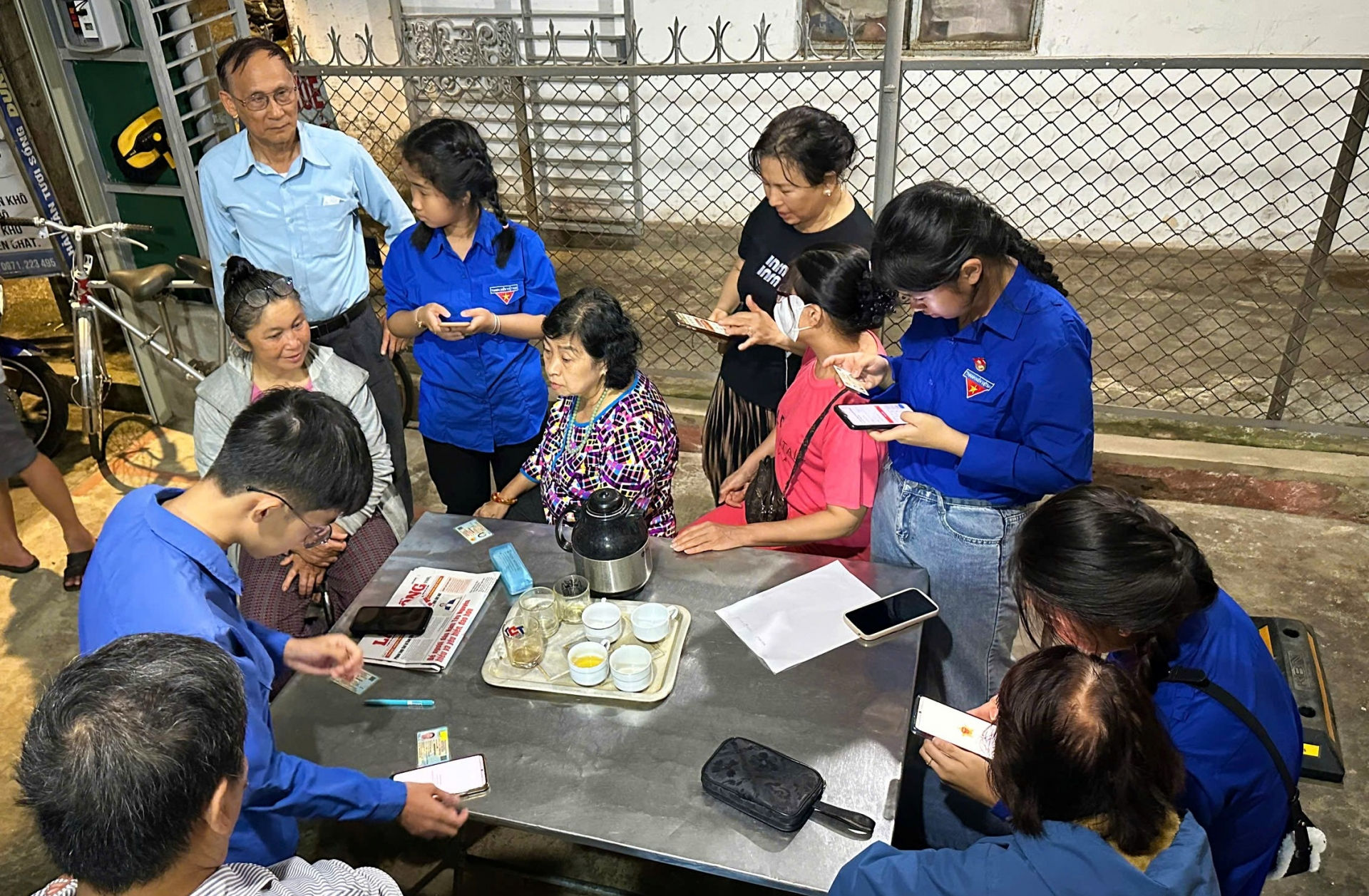 Đoàn viên, thanh niên TP Bảo Lộc tham gia hỗ trợ người dân góp ý dự thảo sửa đổi, bổ sung Hiến pháp qua ứng dụng VNeID trên điện thoại thông minh