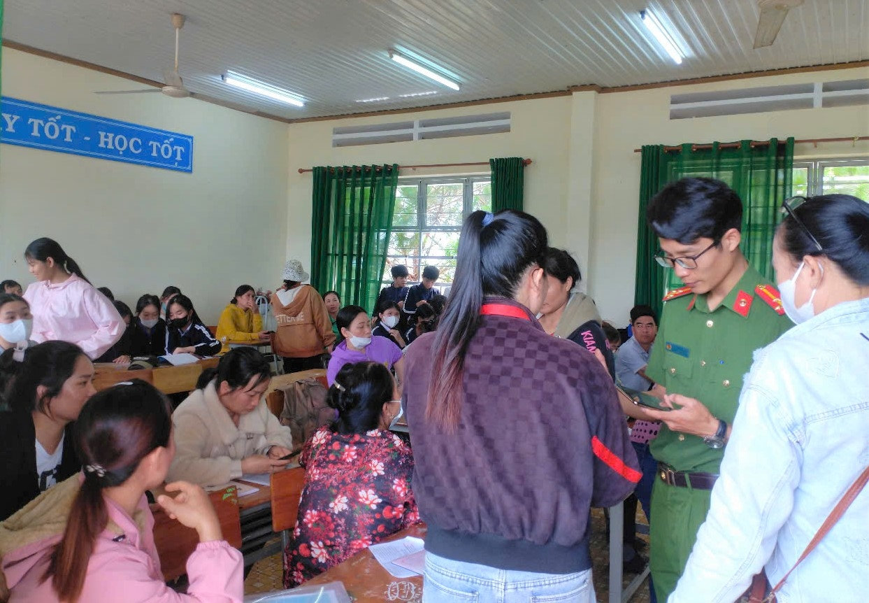 Lực lượng công an chủ động đến các trường học hỗ trợ người dân góp ý dự thảo sửa đổi, bổ sung Hiến pháp trong các buổi họp phụ huynh