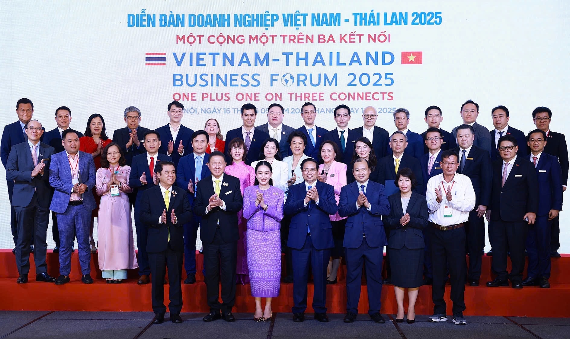 Bà Penny Burtt, Chủ tịch Boeing vùng (thứ ba từ trái sang, hàng trước), Chủ tịch Vietjet Nguyễn Thị Phương Thảo (giữa, hàng trước) và Tổng giám đốc Vietjet Thái Lan Woranate Laprabang (thứ ba từ phải sang, hàng trước) trao thỏa thuận chuyển giao 50 tàu bay Boeing 737 cho Vietjet Thái Lan với sự chứng kiến của Thủ tướng Chính phủ Phạm Minh Chính và Thủ tướng Thái Lan Paetongtarn Shinawatra