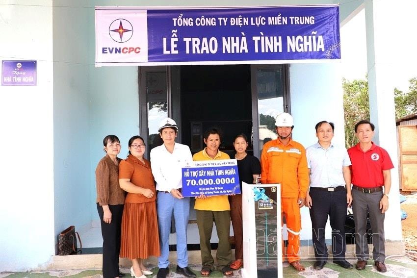 dnopc-trao-nha-ho-phan-sy-quynh-gia-nghia-8f1ad3b1ba5bf3bda571cdde9d73228c(1).jpg