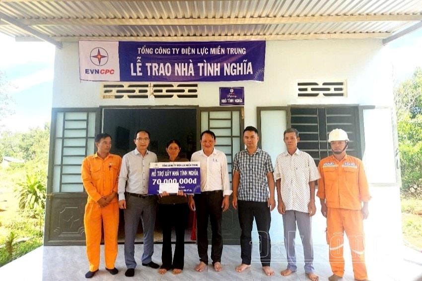dnopc-trao-nha-ho-tran-thi-oanh-thon-tan-binh-xa-dak-ru-huyen-dak-rlap-26c068f96e9c610595a44daaf9233a7e(1).jpg