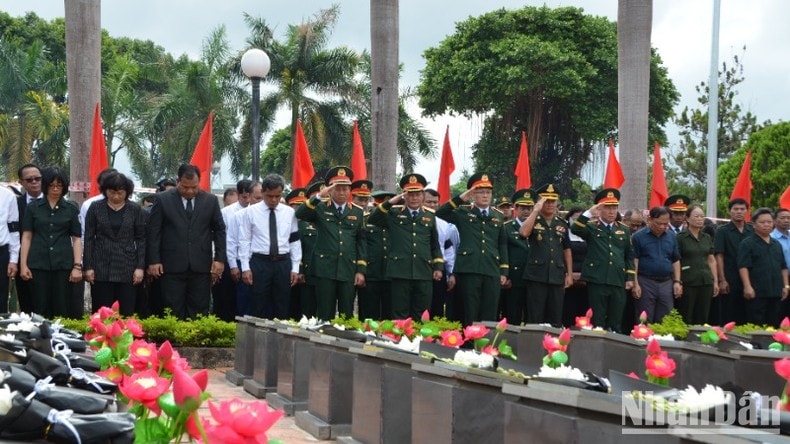 Thiêng liêng Lễ truy điệu các liệt sĩ tình nguyện Việt Nam ảnh 6