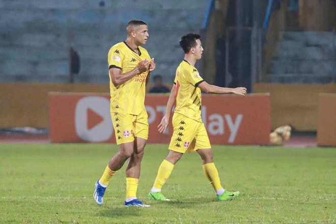 Lucao (trái) lập cú đúp lucao-tcvt.jpg