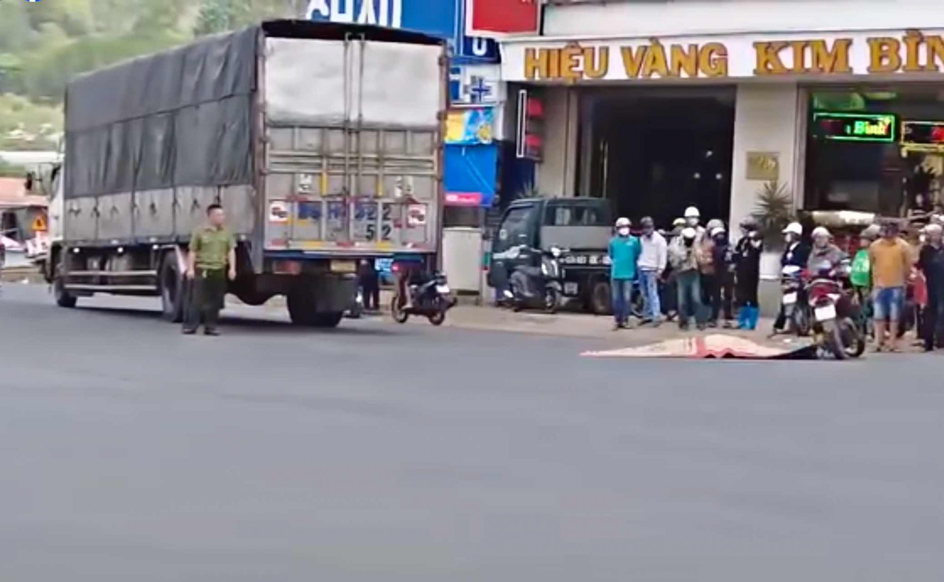 Hiện trường vụ tai nạn giao thông sáng nay làm một cháu gái 10 tuổi tử vong. Ảnh cắt từ video