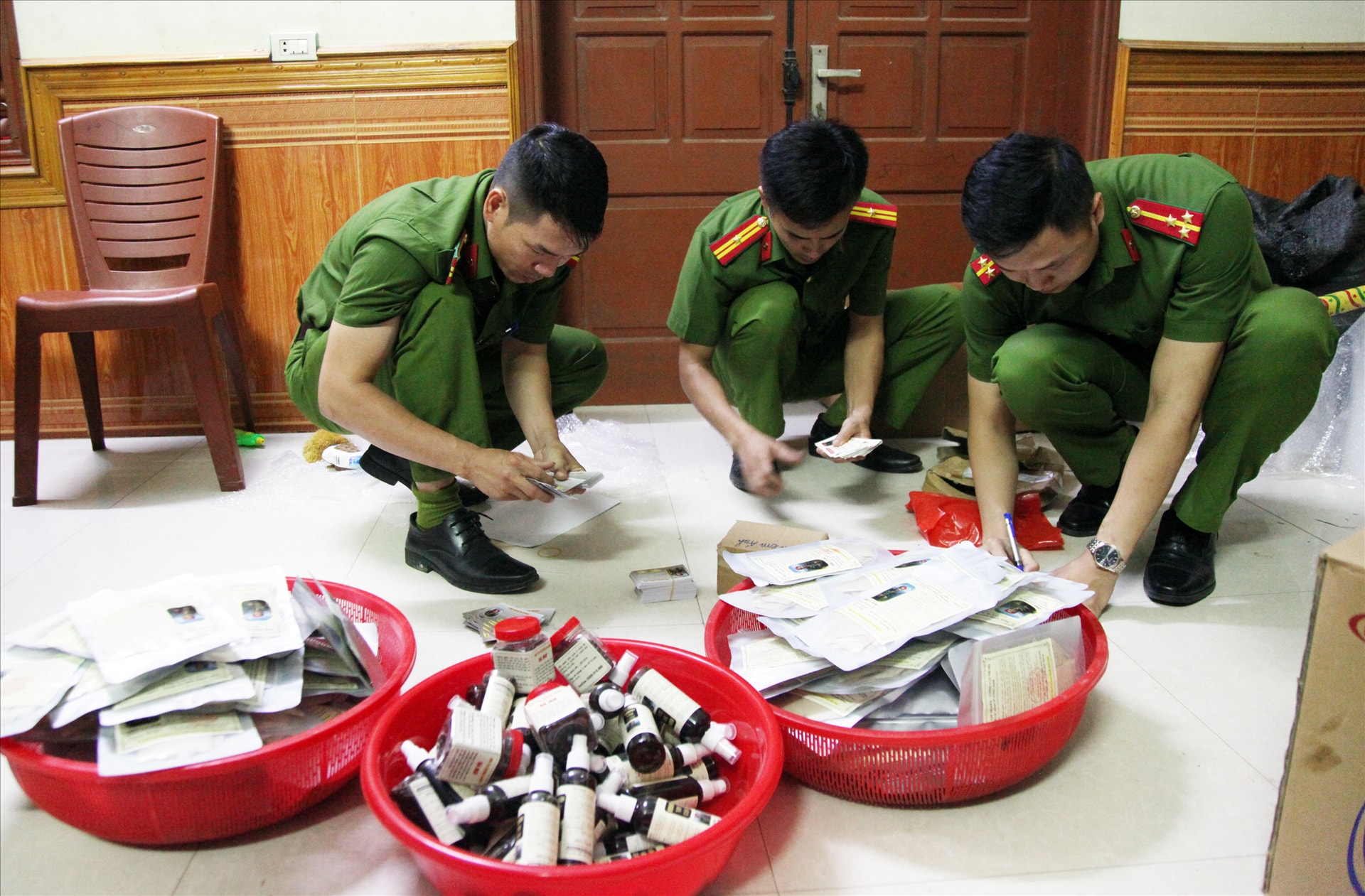 Cơ quan Công an kiểm đếm số hàng giả của Đỗ Tiến Hùng.