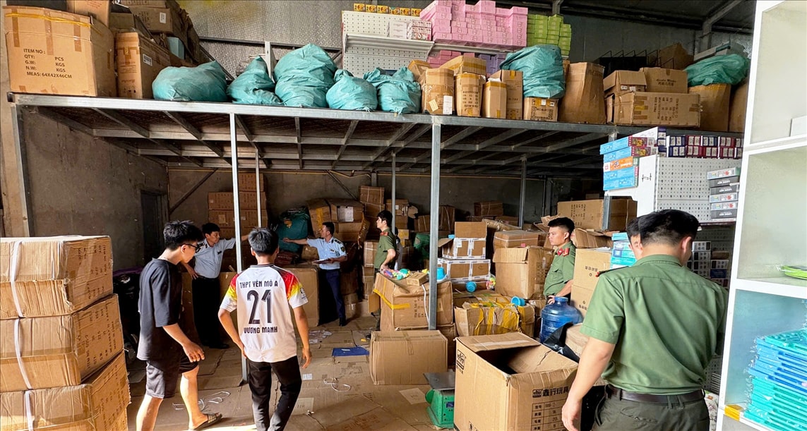Lực lượng chức năng kiểm tra Cơ sở kinh doanh đồ chơi của Vũ Tiến Đạt.