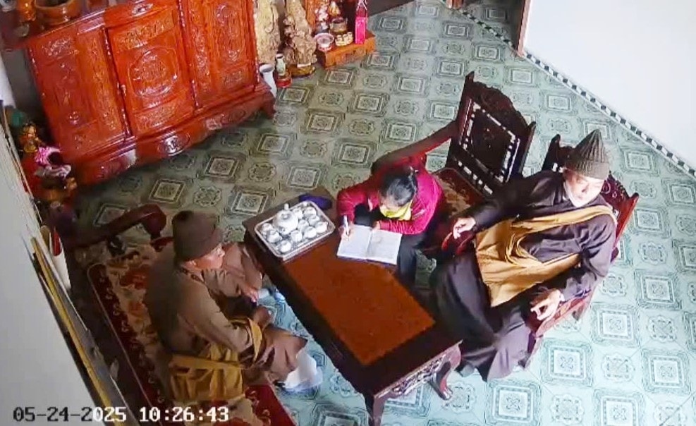 Hình ảnh 2 người đàn ông mặc đồ tu hành vào một nhà dân trên địa bàn xã Đam Bri (TP Bảo Lộc)
