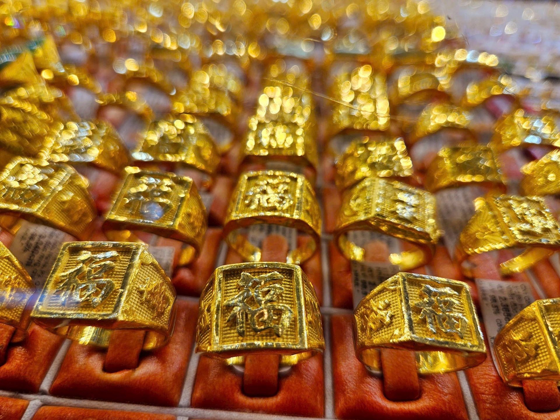Gold price today 5/26/2025 Domestic and world gold prices are in red at the beginning of the week