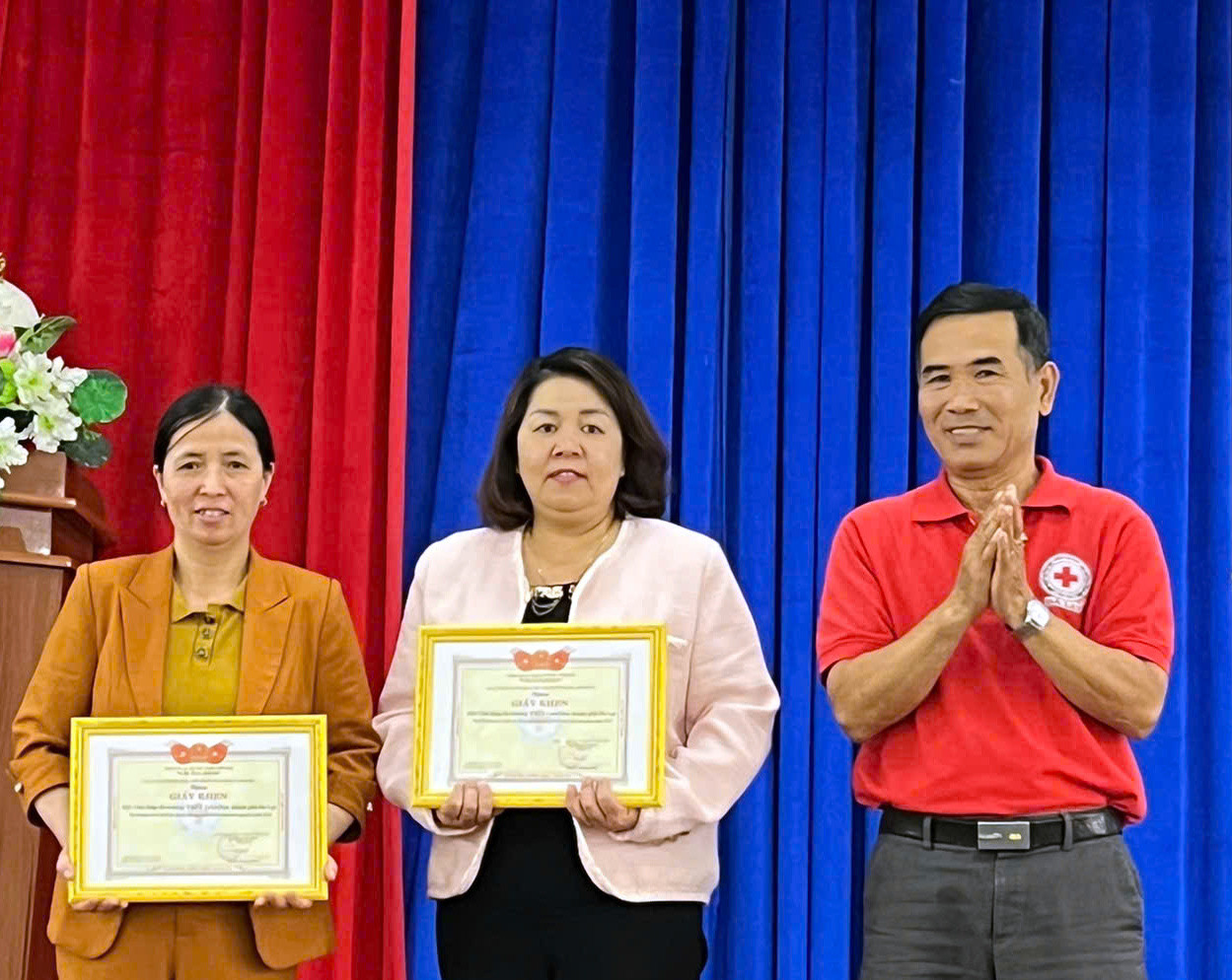 Sáng nay, 27/5, Hội Chữ thập đỏ TP Đà Lạt tổ chức hội nghị tổng kết công tác Hội và phong trào Chữ thập đỏ trường học năm học 2024 -2025 và khen thưởng nhiều tập thể, cá nhân có đóng góp xuất sắc. Năm học 2024-2025 với chủ đề  Hành trình nhân đạo, trao nhận yêu thương” các Hội, Chi hội Chữ thập đỏ trường học trên địa bàn thành phố đã tích cực tham gia hoạt động nhân đạo, xã hội, đạt những kết quả về mọi mặt. Các Hội, Chi Hội nhà trường đã phối hợp, vận động các đơn vị, cá nhân hảo tâm trao nhiều học bổng cho học sinh nghèo học giỏi, giúp nhiều học sinh khó khăn, trợ cấp cho học sinh nghèo và các hoạt động xã hội với tổng giá trị  gần 8,6 tỷ  đồng.Hệ thống tổ chức Chữ thập đỏ trong khối trường học của thành phố Đà Lạt có 59 đơn vị trực thuộc Hội Chữ thập đỏ Đà Lạt với tổng số hội viên của các trường học toàn thành phố là 2.492 người. Kết quả thực hiện phong trào thi đua hoạt động chữ thập đỏ năm học 2024-2025 với chủ đề Hành trình nhân đạo, trao nhận yêu thương” có 59/59 đơn vị đạt xuất sắc.Trong hoạt động chăm sóc bảo vệ sức khỏe, Hội Chữ thập đỏ các trường đã trang bị, quản lý việc sử dụng tủ thuốc sơ cấp cứu trong nhà trường với các loại thuốc thông thường và dụng cụ sơ cấp cứu ban đầu, kịp thời phục vụ khi có tai nạn ốm đau trong lúc học tập, vui chơi, nhân viên y tế nhà trường sơ cứu được nhiều trường hợp tai nạn, đau bệnh đột xuất trong nhà trường. Các trường phổ thông tuyên truyền vệ sinh an toàn thực phẩm, kiến thức chăm sóc sức khỏe, chăm sóc các bệnh thông thường; phối hợp với trạm y tế phường tổ chức khám sức khỏe định kỳ hàng năm cho học sinh trong nhà trường. Vận động mua BHYT cho học sinh có hoàn cảnh khó khăn; vận động hội viên, phụ huynh tích cực tham gia hiến máu nhân. Triển khai hoạt động Tháng Nhân đạo 2025, Hội Chữ thập đỏ TP Đà Lạt đã phối hợp với Nha khoa Tâm Sài Gòn tổ chức khám răng, trả kết quả miễn phí cho 2.229 học sinh các Trường Phan Chu Trinh và Nguyễn Đình Chiểu.Công tác nhân đạo xã hội - tương thân tương ái là nhiệm vụ trọng tâm được triển khai tích cực, các hình thức vận động quỹ đa đạng: Thư ngỏ gửi phụ huynh học sinh, các doanh nghiệp, nhà hảo tâm… Các Hội, Chi hội trường học tham gia chương trình Tết Nhân ái đã trao 3.202 suất quà và 95 suất học bổng trong toàn thành phố, thăm các trường khó khăn và các cơ sở bảo trợ  xã hội. Tổng giá trị chương trình Tết nhân ái Xuân Ất Tỵ năm 2025 khối trường học là gần 2,7 tỉ đồng. Bên cạnh đó, các Hội, Chi Hội Chữ thập đỏ trường học vận động ủng hộ đồng bào miền Bắc khắc phục hậu quả của bão lũ hơn 1,2 tỷ  đồng; quyên góp ủng hộ chương trình “An toàn cho ngư dân nghèo, khó khăn” hơn 18 triệu đồng.Thực hiện tốt cuộc vận động “Mỗi tổ chức, mỗi cá nhân gắn với một địa chỉ nhân đạo”, các cấp hội duy trì cuộc vận động, mỗi năm đỡ đầu ít nhất 1 địa chỉ, tổng trị giá toàn thành phố đạt hơn 830 triệu đồng. Nổi bật là Trường Chuyên Thăng Long giúp 31 địa chỉ nhân đạo, trị giá hơn 145 triệu đồng; Trường tiểu học Bạch Đằng giúp đỡ 6 địa chỉ nhân đạo gần 63 triệu đồng; Hội Chữ thập đỏ Đà Lạt duy trì việc hỗ trợ cho 14 địa chỉ nhân đạo được chọn từ các lớp của một số trường, hỗ trợ hàng tháng đều đặn cho mỗi em 500 ngàn đồng, với số tiền hỗ trợ trong năm là 84 triệu đồng. Một số chi hội còn phối hợp với Hội Chữ thập đỏ các phường, xã tổ chức các hoạt động nhân đạo: Trao quà tết, trao học bổng, hỗ trợ kinh phí xây nhà nhân ái, trợ giúp đột xuất…. Riêng Hội Chữ thập đỏ TP Đà Lạt đã kết nối trao 125 học bổng cho học sinh có hoàn cảnh đặc biệt khó khăn của các trường trị giá hơn 600 triệu đồng.Nhiều mô hình nhân đạo được các đơn vị chọn triển khai phù hợp với đặc thù của trường nhằm bồi dưỡng, khơi dậy lòng nhân ái trong toàn trường và tạo nguồn quỹ nhân đạo cho hoạt động của Hội như: Tuần lễ tình thương, gian hàng tết, văn nghệ gây quỹ, mở sổ vàng, gửi thư ngỏ, đặt thùng tiền nhân đạo, nuôi heo đất tình thương, lập tủ quần áo...Hoạt động chữ thập đỏ trong trường học luôn nhận được sự quan tâm, chỉ đạo và tạo điều kiện thuận lợi của nhà trường, sự hỗ trợ của các tổ chức, cá nhân hảo tâm. Cán bộ phụ trách công tác chữ thập đỏ trường học nhiệt tình, tâm huyết, có trách nhiệm trong công tác, góp phần phát huy tinh thần “tương thân tương ái”, “lá lành đùm lá rách” trong nhà trường. Nhân dịp này, Hội Chữ thập đỏ tỉnh Lâm Đồng đã khen thưởng cho 7 tập thể, 33 cá nhân; Hội Chữ thập đỏ TP Đà Lạt khen 16 tập thể, 190 cá nhân có thành tích xuất sắc trong phong trào Chữ thập đỏ trường học trên địa bàn thành phố năm học 2024-2025.Đồng thời, ghi nhận về thành tích xuất sắc trong công tác hiến máu tình nguyện, Trung ương Hội Chữ thập đỏ tặng Bằng khen cho 1 cá nhân; Ban Chỉ đạo vận động hiến máu tình nguyện tỉnh Lâm Đồng tặng Giấy khen cho 2 tập thể và 8 cá nhân.