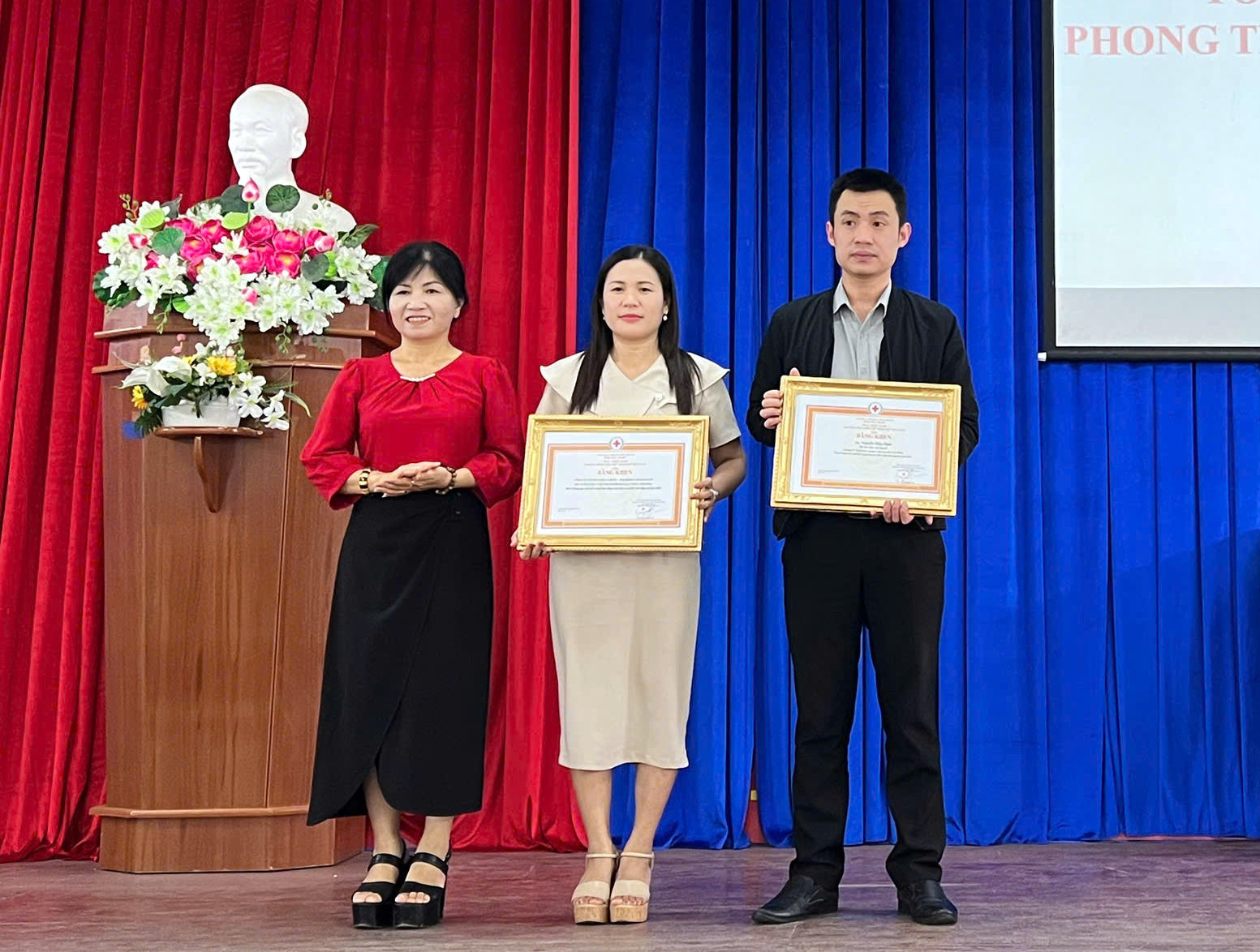 Bà Nguyễn Thị Kim Hoàn -Phó Chủ tịch Hội Chữ thập đỏ tỉnh Lâm Đồng trao Bằng khen của Trung ương Hội Chữ thập đỏ Việt Nam cho các điển hình xuất sắc