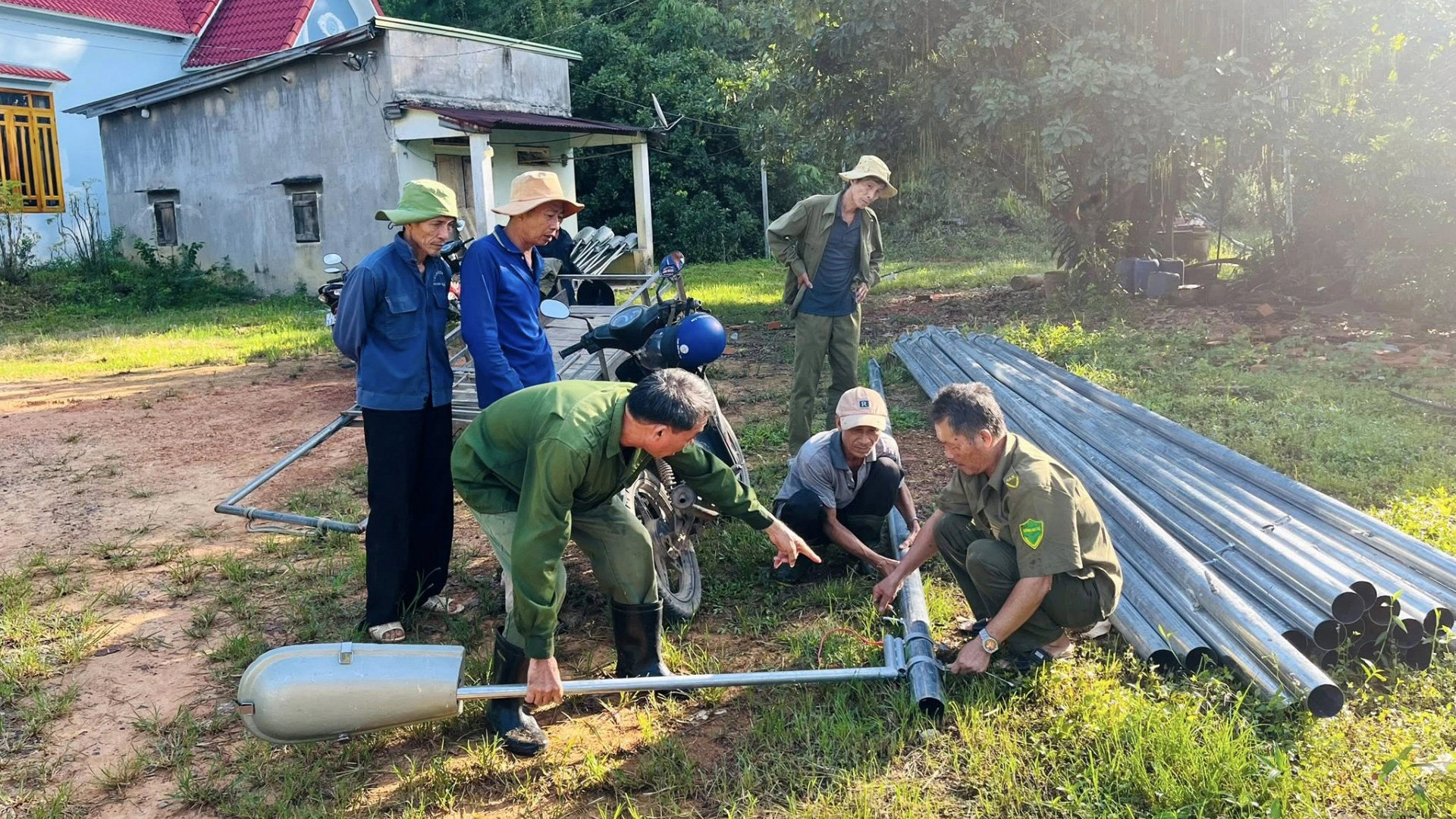 Đông đảo đoàn viên, thanh niên và người dân tham gia xây dựng công trình thắp sáng đường quê tại thôn Hà Mỹ xã Quốc Oai