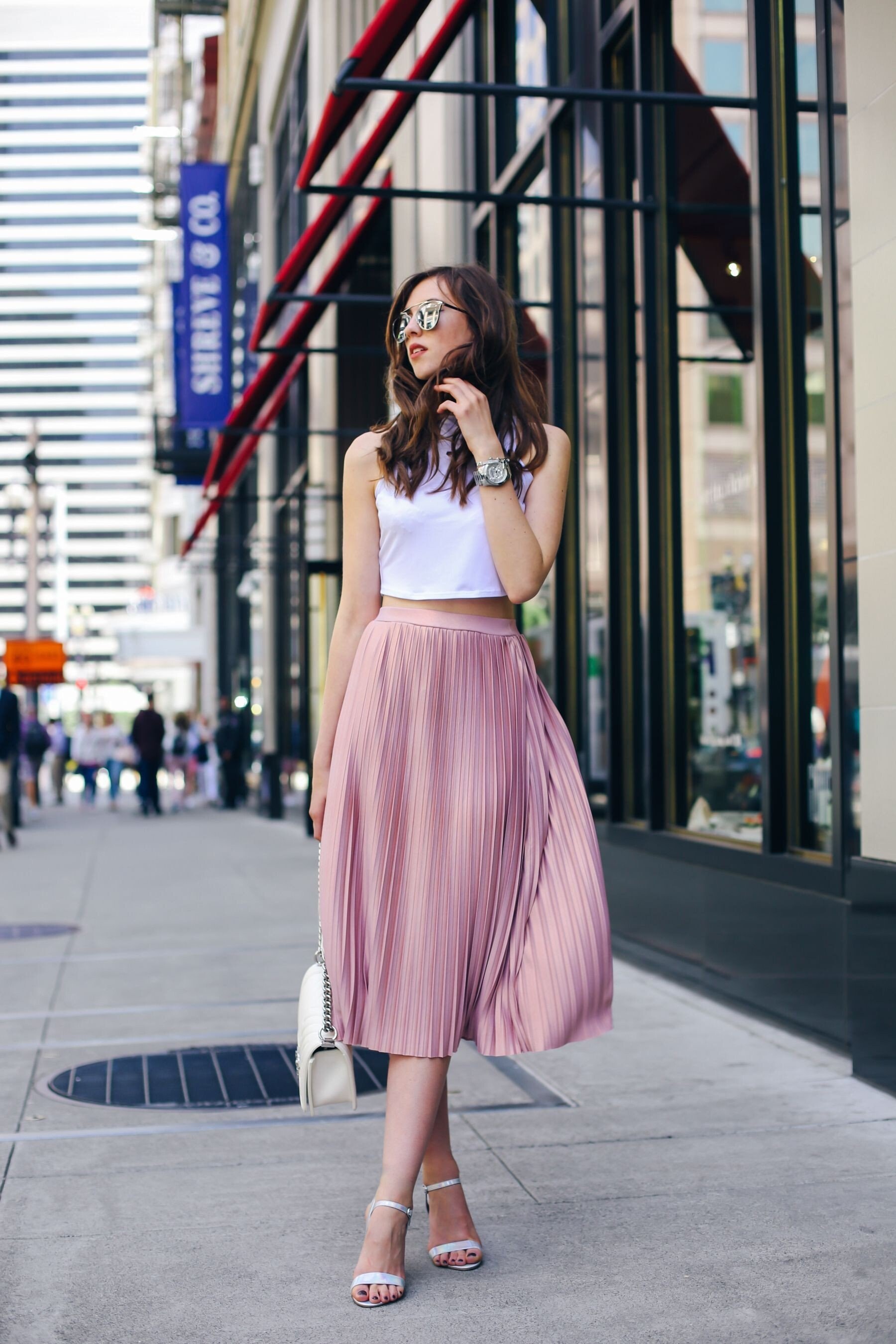 Áo crop top kết hợp chân váy xếp ly mang đến sự trẻ trung. (Ảnh: Stylevore)