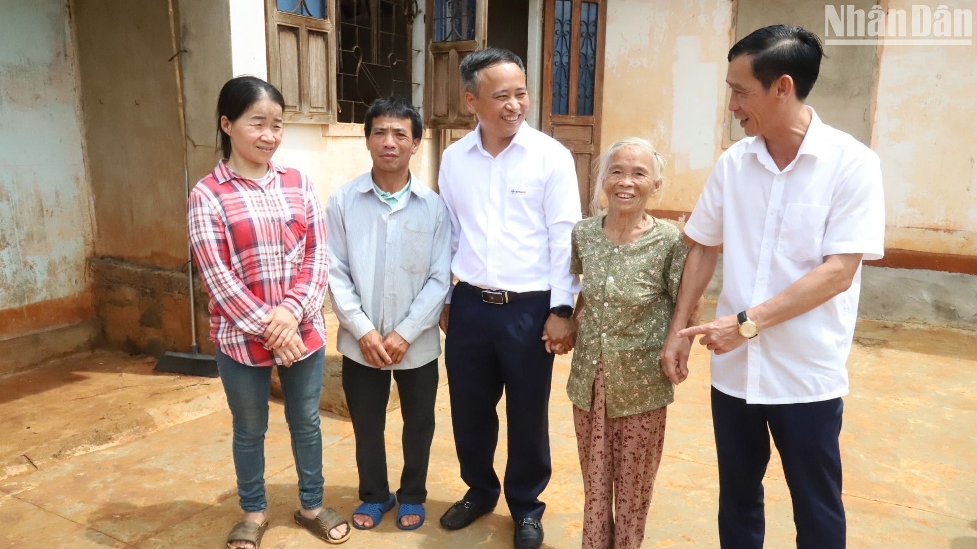 Báo Nhân Dân và Công ty Điện lực Đắk Lắk trao tặng kinh phí xây dựng nhà Đại đoàn kết cho hộ nghèo ở huyện Krông Búk ảnh 3