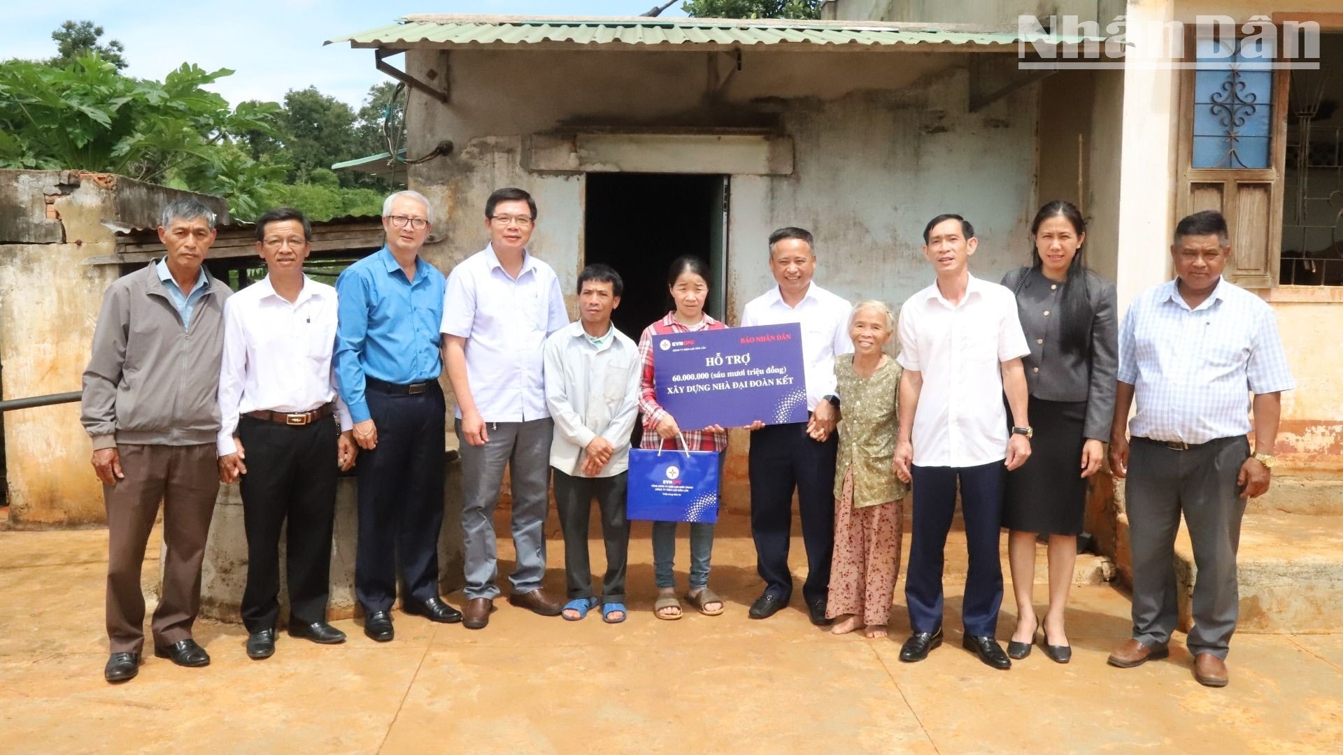 Báo Nhân Dân và Công ty Điện lực Đắk Lắk trao tặng kinh phí xây dựng nhà Đại đoàn kết cho hộ nghèo ở huyện Krông Búk ảnh 5