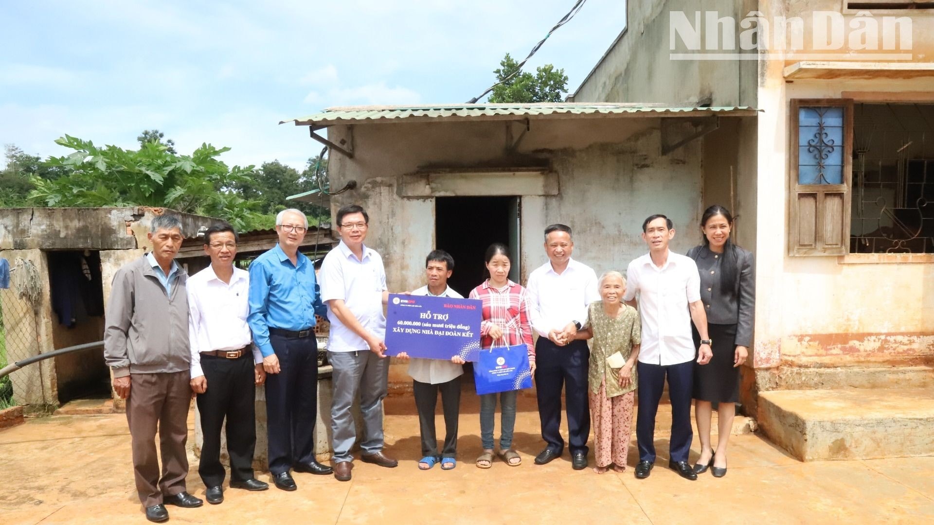 Báo Nhân Dân và Công ty Điện lực Đắk Lắk trao tặng kinh phí xây dựng nhà Đại đoàn kết cho hộ nghèo ở huyện Krông Búk ảnh 4