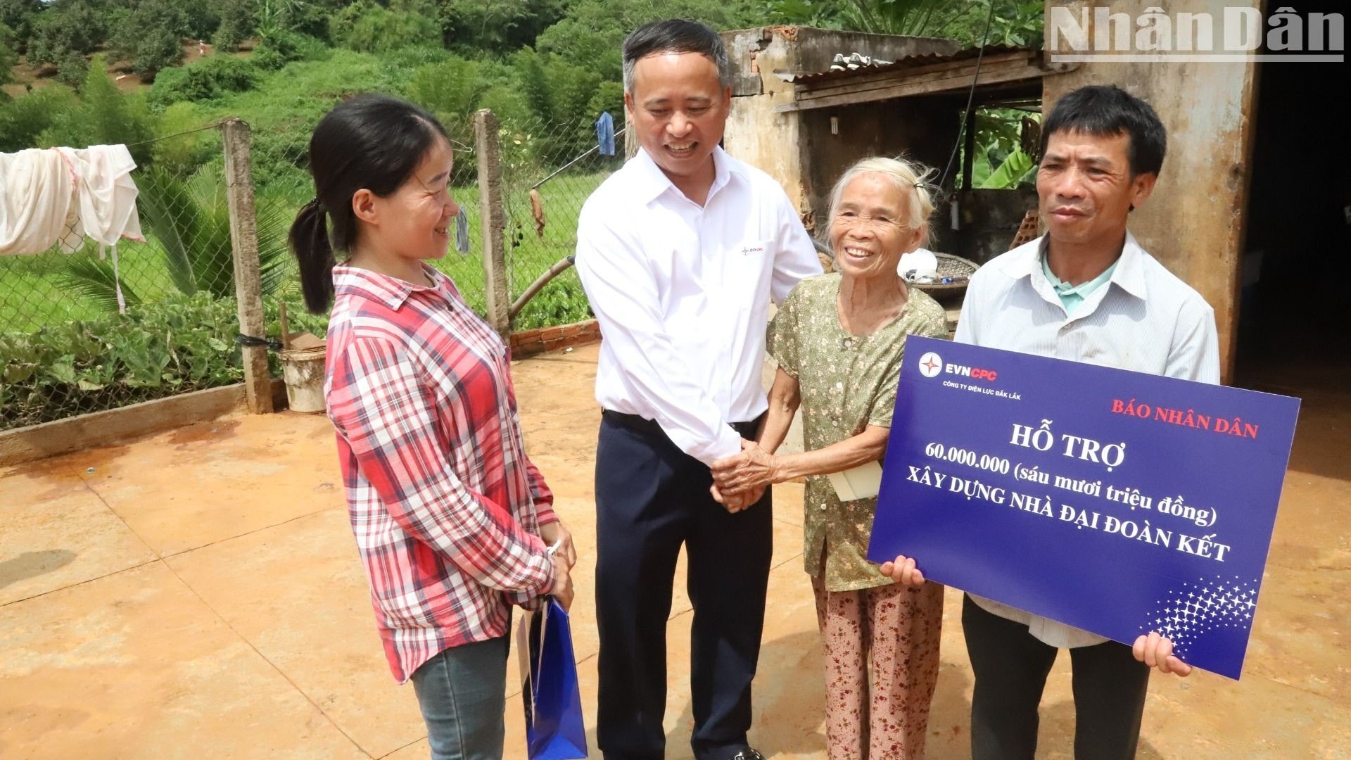 Báo Nhân Dân và Công ty Điện lực Đắk Lắk trao tặng kinh phí xây dựng nhà Đại đoàn kết cho hộ nghèo ở huyện Krông Búk ảnh 6