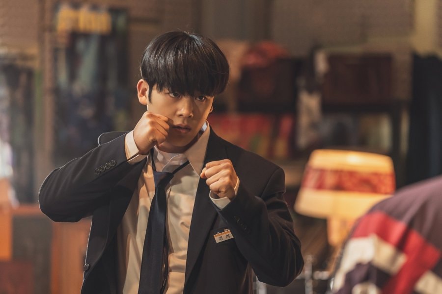 Lee Jung Ha thủ vai Kim Eui Gyeom