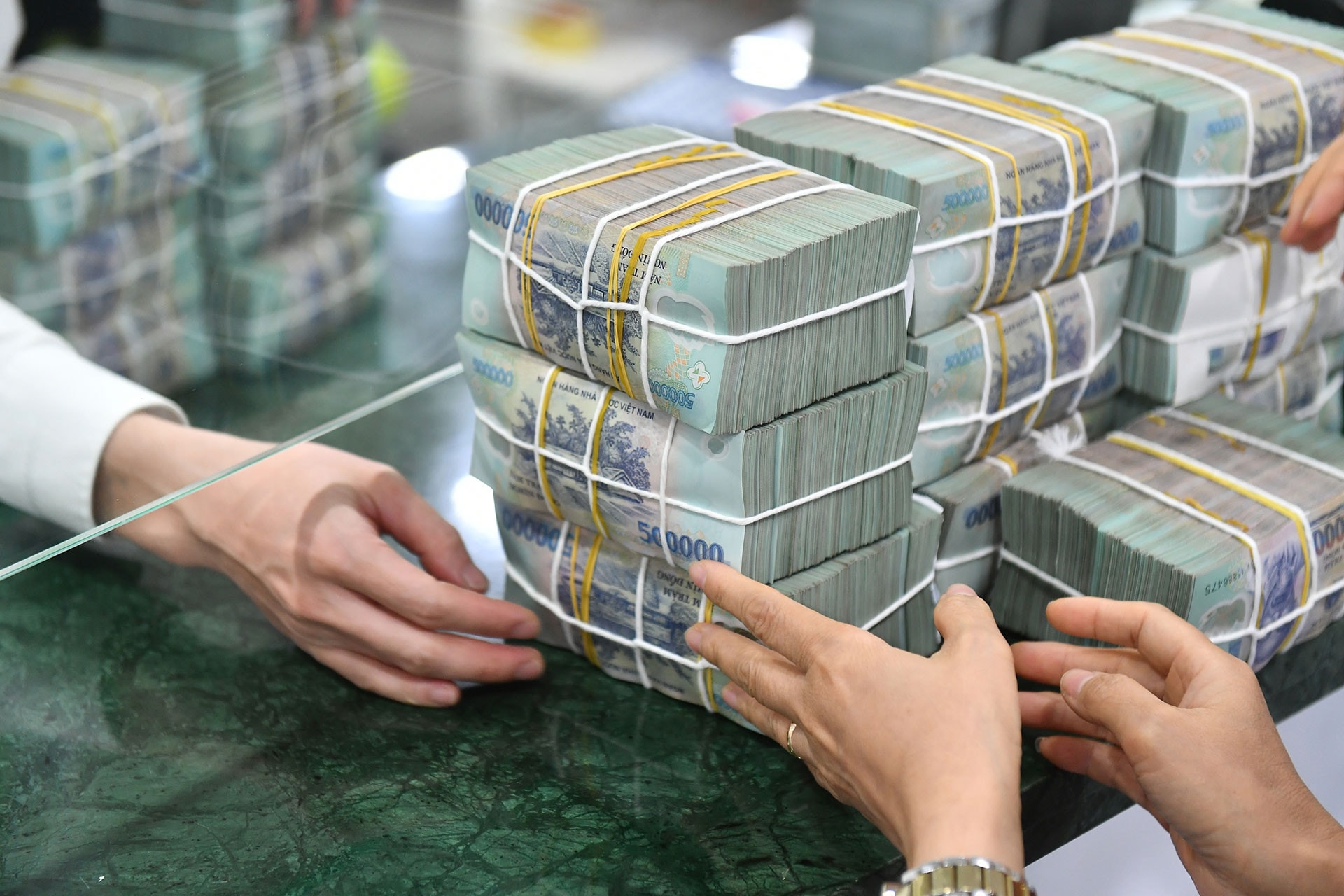 Trái phiếu chưa khởi sắc bất động sản vẫn khát vốn tín dụng