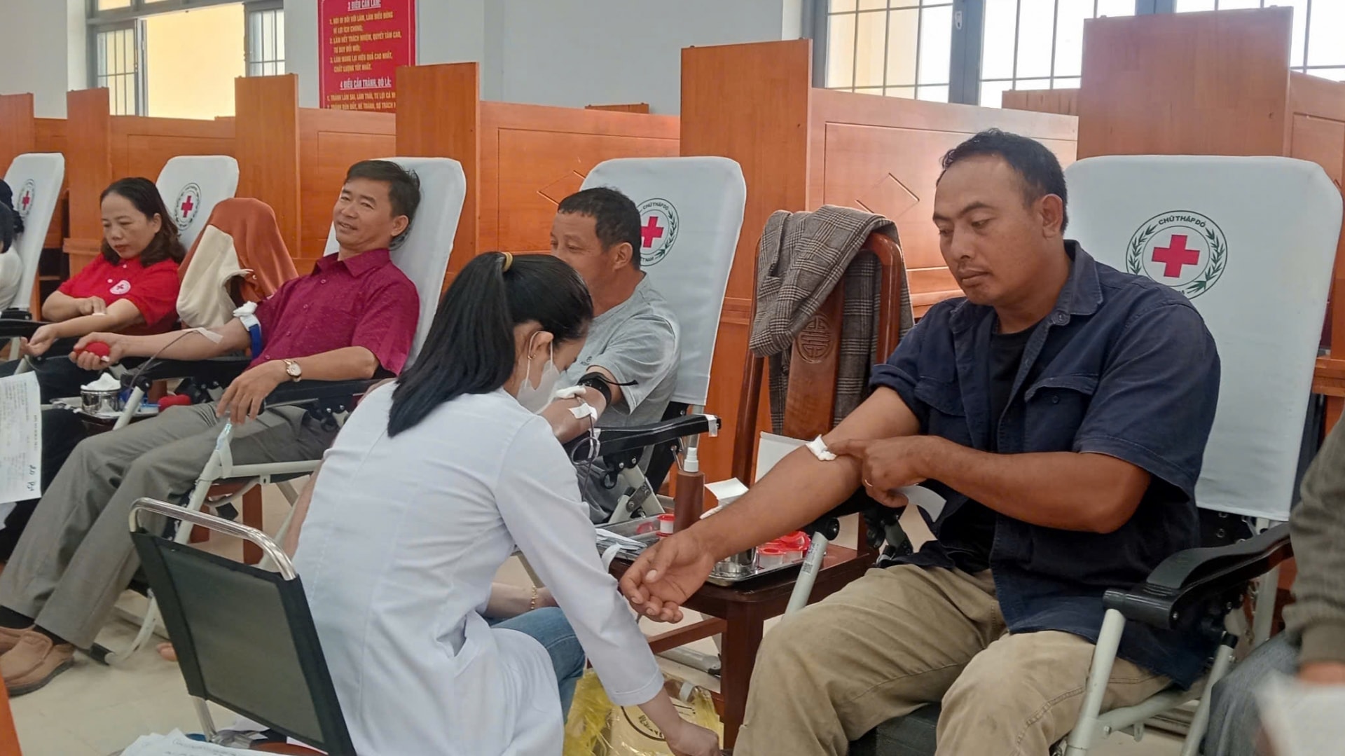 Đông đảo cán bộ, công nhân viên chức, người lao động từ các cơ quan, đơn vị, doanh nghiệp, cùng với người dân 2 xã Ninh Gia và Phú Hội tham gia hiến máu